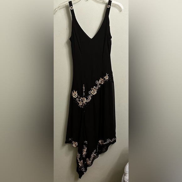 Gorgeous sleeveless black dress with gold accents and beadwork - Picture 2 of 6